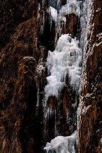Formations de glace en cascade dans la nature sauvage