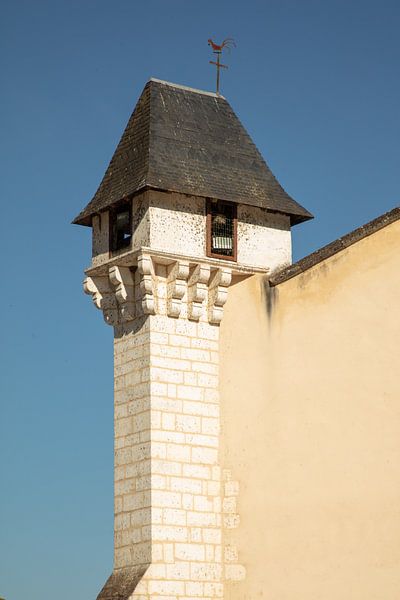 Toren in Brantome, de Bourgogne,  Frankrijk van Joost Adriaanse