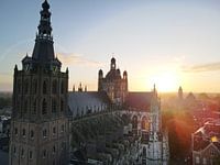 Sint-Janskathedraal in 's-Hertogenbosch tijdens zonsopkomst
