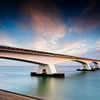 Ciel nuageux au-dessus du pont de Zeeland dans la province de Zeeland. sur gaps photography