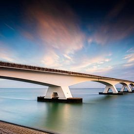 wolkenlucht over de Zeelandbrug over de Oosterschelde in de provincie Zeeland van gaps photography