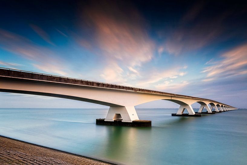 wolkenlucht over de Zeelandbrug over de Oosterschelde in de provincie Zeeland van gaps photography