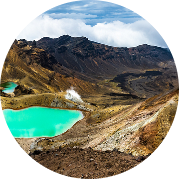 Panorama met de Emerald lakes, vanaf de Red Crater, Tongariro Alpine Crossing van Paul van Putten