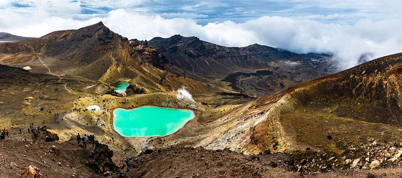 Panorama mit den Smaragdseen, vom Roten Krater aus, Alpenübergang Tongariro von Paul van Putten