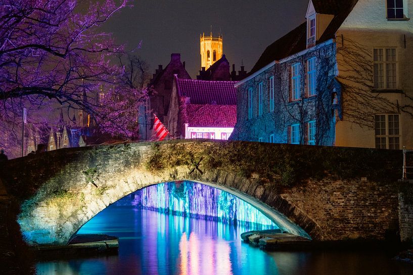 Peerdenbrug langs de Groenerei tijdens Wintergloed, Brugge van Daan Duvillier | Regio in de Kijker