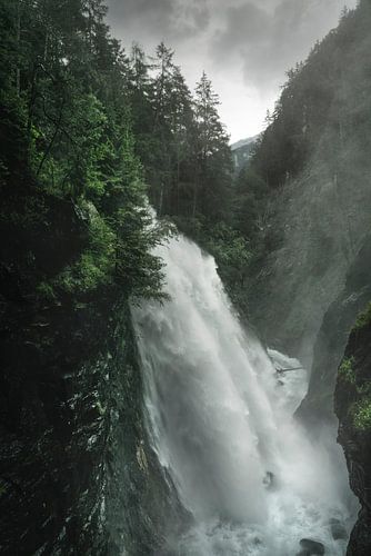 Riva watervallen in Aurina vallei. Dolomieten, Italië