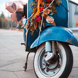 Oude scooter in Berlijn van Quinten