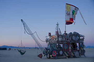 Burning Man  - Zonsondergang - Playa - Artcar van Annemarie Winkelhagen