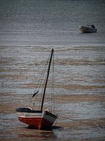 boot op strand door terugtrekkende zee