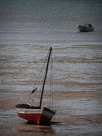 bateau sur la plage par la mer qui se retire