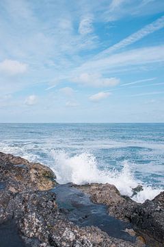 Ciel bleu et mer à la jetée nord. sur Christa Stroo photography