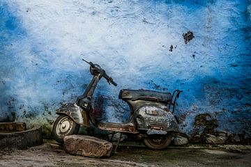 Scooter in India (I) van Caroline Boogaard