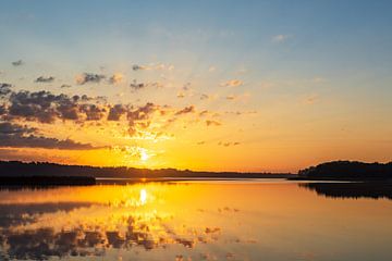 Sonnenaufgang in Seedorf am Schaalsee mit Wolken und Spiegelung von Rico Ködder