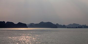 Vietnam : La baie d'Halong en soirée sur t.ART