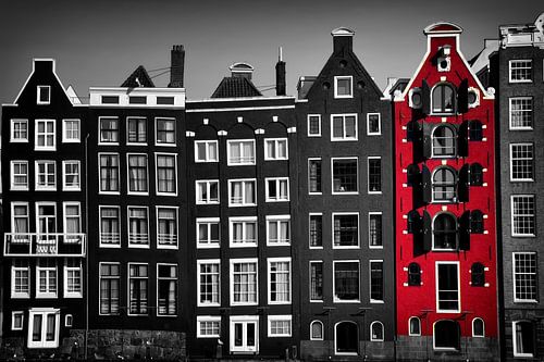 De iconische grachtenpanden aan het Damrak in Amsterdam