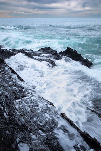 Surfen aan de kust in Baskenland