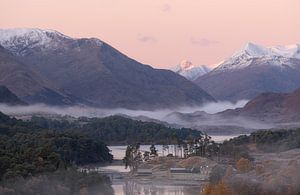 Loch Affric in Schottland mit im Hintergrund die Gipfel mit Schnee bei Sonnenaufgang.