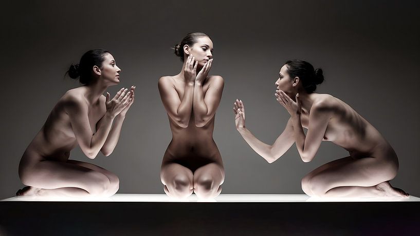 Fine-Art Fotografie – Drie naakte vrouwen in dialoog van Retinas images