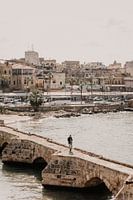 Man wandelt naar Sidon Sea Castle in Libanon