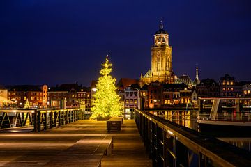 Die Skyline von Deventer am Fluss IJssel an einem kalten Winterabend