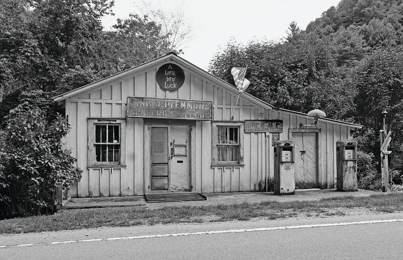 Old service and tank station in Luck Noth-Carolina by Willem van Holten