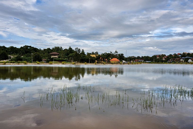 Stille und Spiegelungen auf dem See von Saen Monourom von Frank Photos