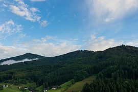 Luftaufnahme des Schwarzwaldes bei Freiburg in der Morgendämmerung von adventure-photos
