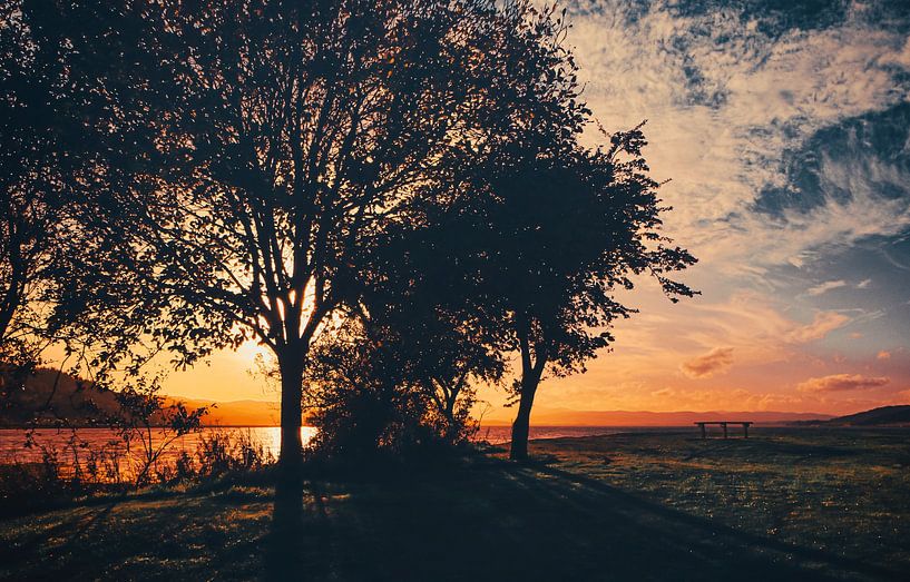 De kust van Inverness in Schotland. s Avonds bij zonsondergang in prachtige idylle en eenzaamheid. van Jakob Baranowski - Photography - Video - Photoshop