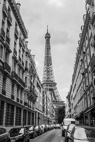 Straatbeeld met Eiffeltoren in Parijs