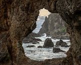 Blick durch einen Felsen am Strand von Watu Lumbung von Anges van der Logt Miniaturansicht