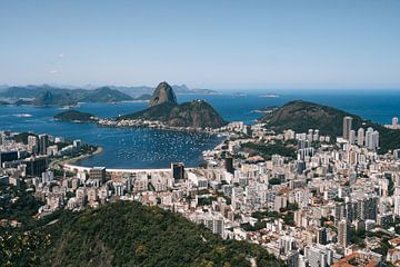 Uitzicht over Rio de Janeiro, de stranden, bergen en Sugarloaf Mountain