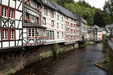 Rivier in Monschau met kleurige vakwerkhuizen