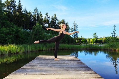 Een ballerina danst op de loopbrug
