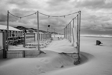 Ondergewaaide strandtent | Scheveningen Nederland van Amersfoort Fotoprint