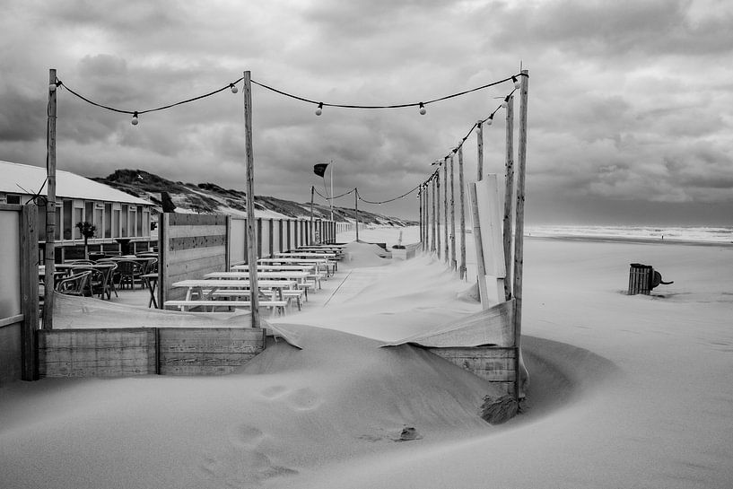 Ondergewaaide Strandzelt | Scheveningen Niederlande von Amersfoort Fotoprint