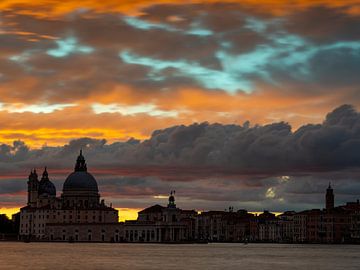 Zonsondergang boven Santa Maria della Salute in Venetië