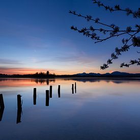 Een nieuwe dag breekt aan aan het meer – het eerste licht aan de horizon van Christina Bauer Photos