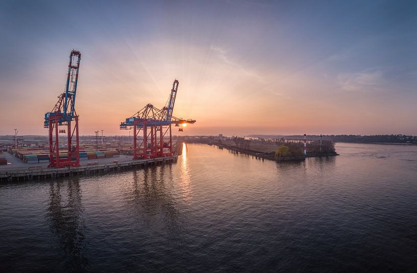 Hafenkräne bei Sonnenuntergang an der Elbe von Jonas Weinitschke