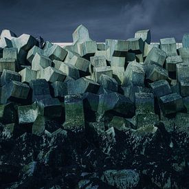 Betonblokken beschermen de haven aan de kust (Voorzijde) van Rick Van der Poorten