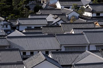 Traditionele Japanse pannendaken in Kurashiki, Japan van Lensw0rld