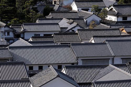 Toitures en tuiles japonaises traditionnelles à Kurashiki, Japon sur Lensw0rld