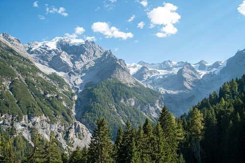 Stelvio Pass weg met uitzicht op de omliggende bergen en gletsjers