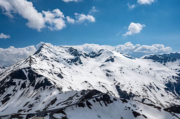 Besneeuwde bergtoppen in de Oostenrijkse Alpen bij de Grossglockner