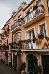 De kleurrijke straten van Taormina in Sicilië Italië