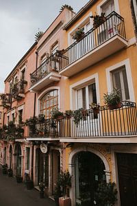 De kleurrijke straten van Taormina in Sicilië Italië van Manon Visser