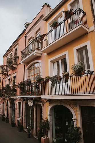 Die bunten Straßen von Taormina in Sizilien Italien