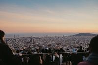 Coucher de soleil à Barcelone avec vue sur la ville et la mer.