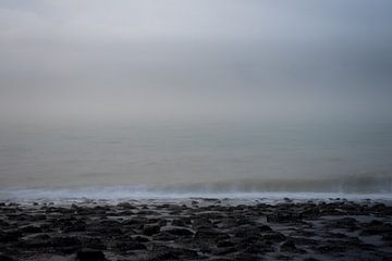 Neblige Meereslandschaft von Beeldpracht by Maaike