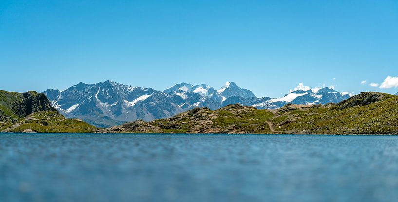Lunghinsee with its mountain scenery by Leo Schindzielorz
