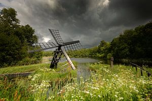 Die Tjasker-Windmühle am Vesuv unter einem bedrohlichen Himmel
